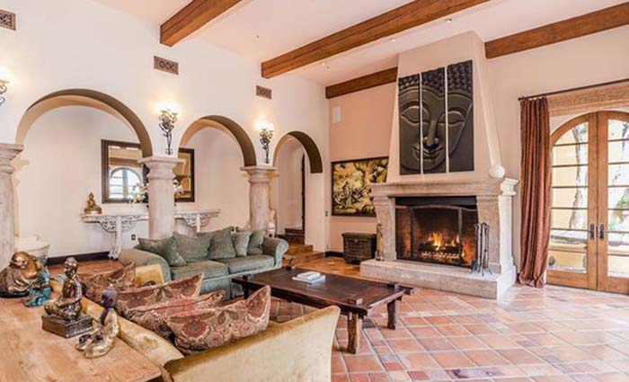 KENDALL JENNER EVİNE ALICI BULDU