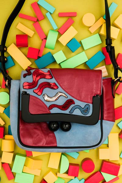 ÇANTALAR AÇIK ARTIRMAYA ÇIKIYOR