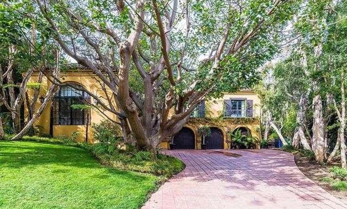 KENDALL JENNER EVİNE ALICI BULDU