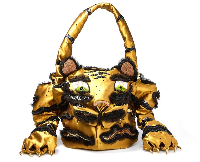 ÇANTALAR AÇIK ARTIRMAYA ÇIKIYOR