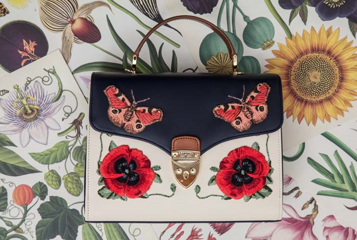 ÇANTALAR AÇIK ARTIRMAYA ÇIKIYOR