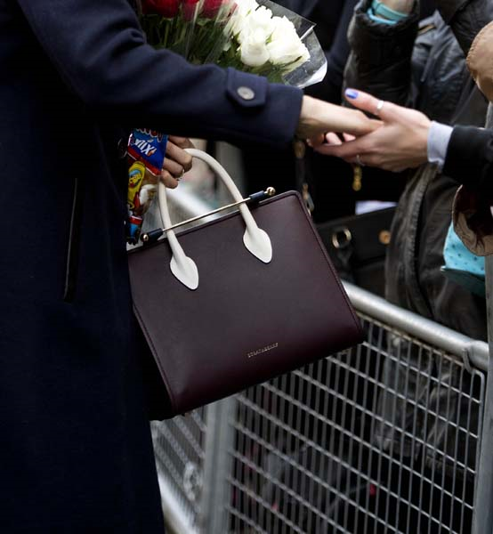 MEGHAN MARKLEIN ÇANTASI DAKİKALAR İÇİNDE TÜKENDİ