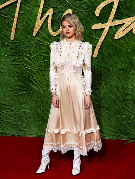 2017 İNGİLİZ MODA ÖDÜLLERİ KIRMIZI HALI