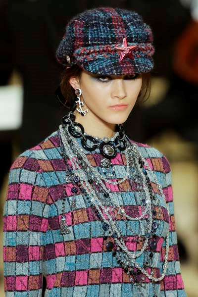 KARL LAGERFELD HAMBURGDA KÖKLERİNE DÖNDÜ