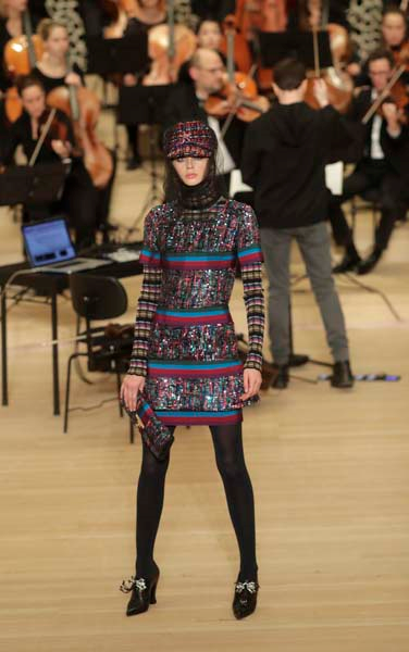 KARL LAGERFELD HAMBURGDA KÖKLERİNE DÖNDÜ