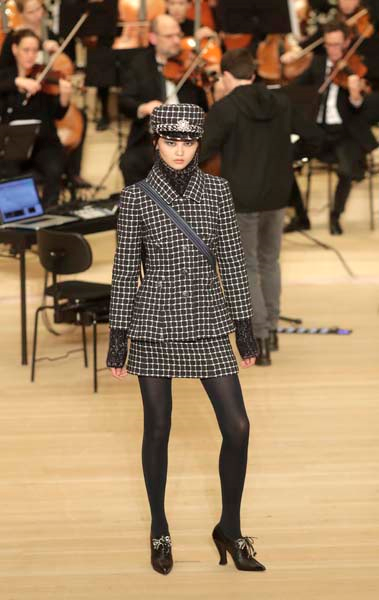 KARL LAGERFELD HAMBURGDA KÖKLERİNE DÖNDÜ