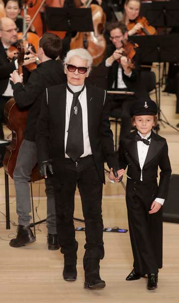 KARL LAGERFELD HAMBURGDA KÖKLERİNE DÖNDÜ