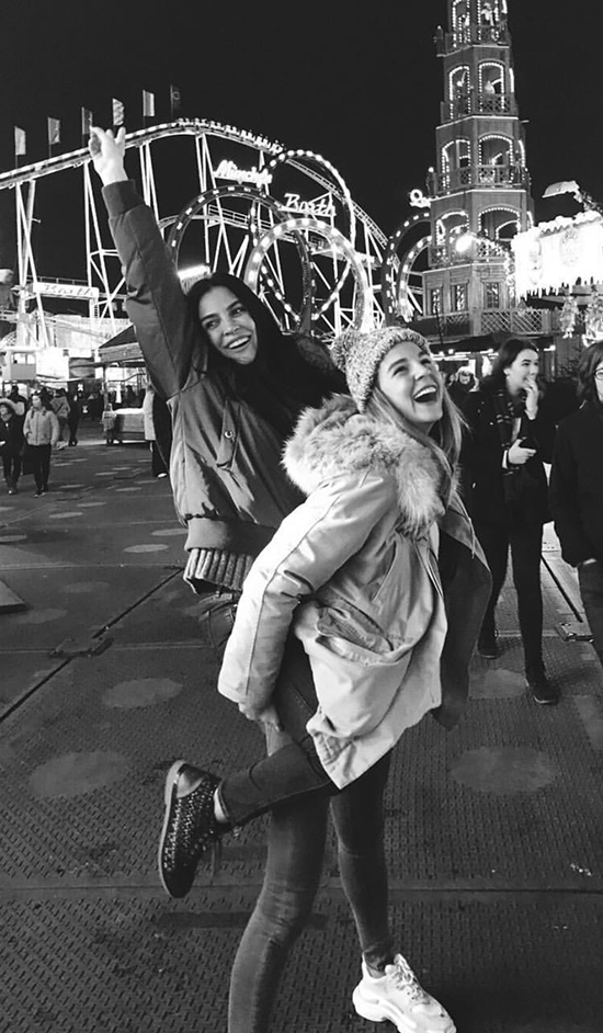 NESLİŞAH ALKOÇLAR DÜZYATAN LONDRADA TATİL YAPIYOR