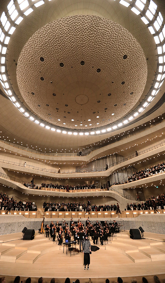 KARL LAGERFELD HAMBURGDA KÖKLERİNE DÖNDÜ