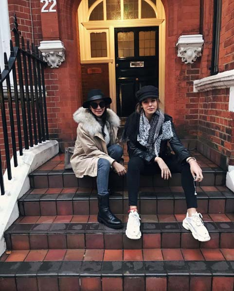 NESLİŞAH ALKOÇLAR DÜZYATAN LONDRADA TATİL YAPIYOR