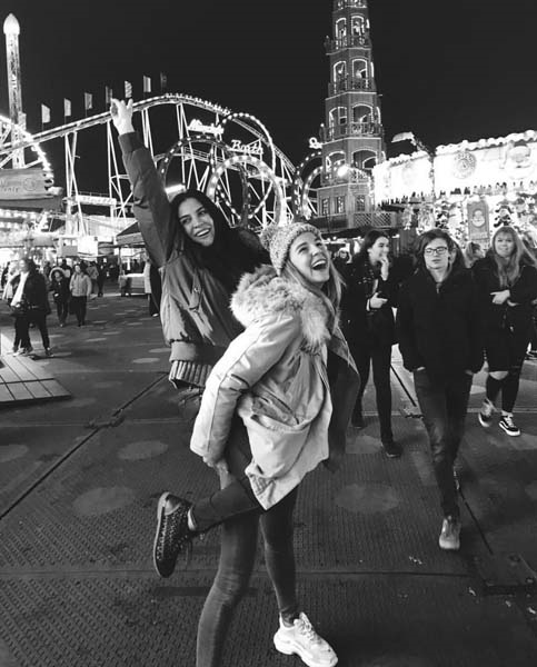 NESLİŞAH ALKOÇLAR DÜZYATAN LONDRADA TATİL YAPIYOR