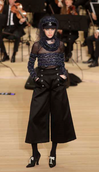 KARL LAGERFELD HAMBURGDA KÖKLERİNE DÖNDÜ