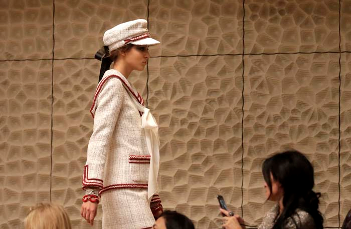 KARL LAGERFELD HAMBURGDA KÖKLERİNE DÖNDÜ