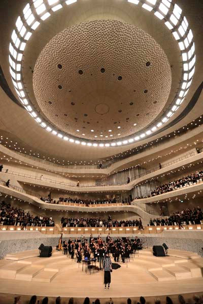 KARL LAGERFELD HAMBURGDA KÖKLERİNE DÖNDÜ