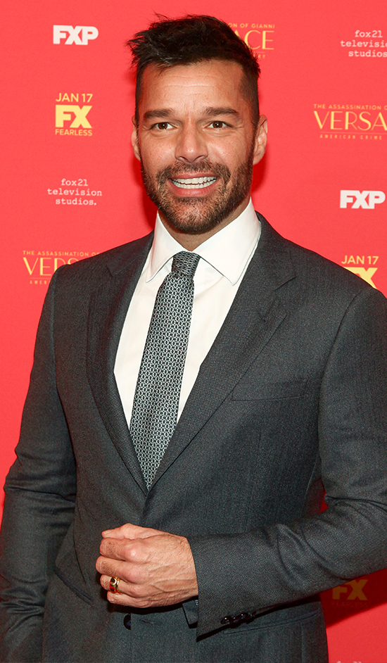 GIANNI VERSACENİN DİZİSİNİN ÖN GÖSTERİMİ