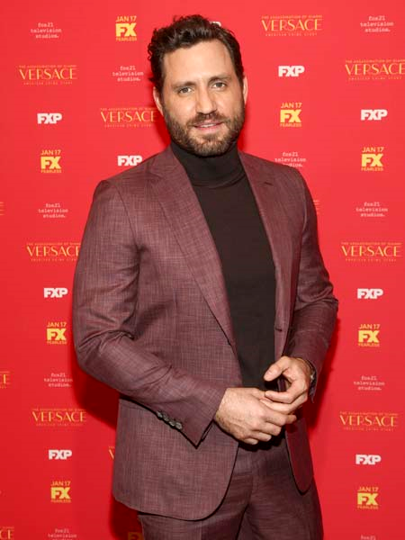 GIANNI VERSACENİN DİZİSİNİN ÖN GÖSTERİMİ