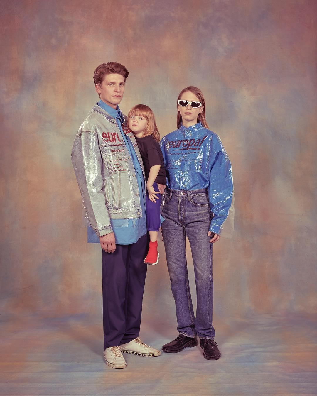 BALENCIAGADAN KÜLT AİLE FOTOĞRAFLARI