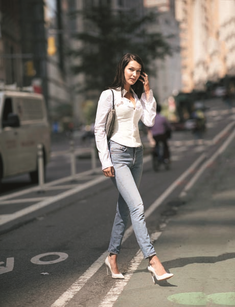 BELLA HADIDIN COOL VE SPOR STİLİ