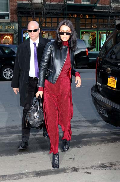 BELLA HADIDIN COOL VE SPOR STİLİ