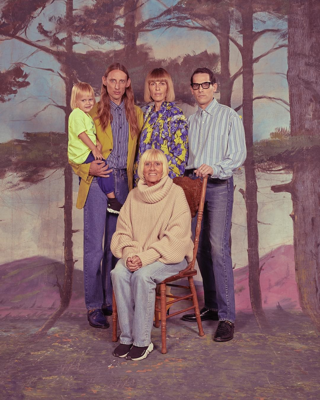 BALENCIAGADAN KÜLT AİLE FOTOĞRAFLARI