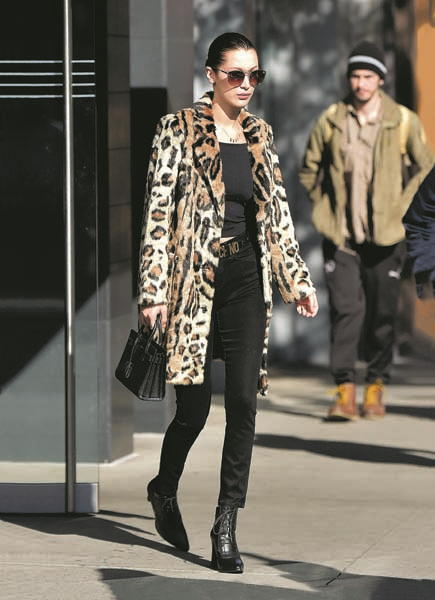 BELLA HADIDIN COOL VE SPOR STİLİ