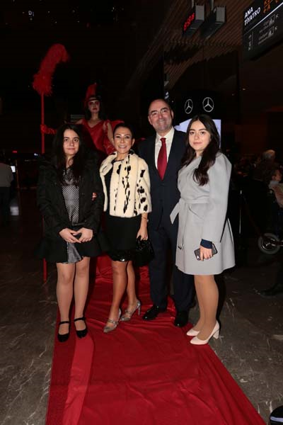 ÖZİLHAN AİLESİ MÜZİKALDEYDİ