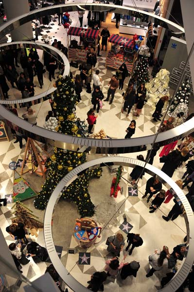 DEMET SABANCI GALERIES LAFAYETTEDE YENİ YILI KUTLADI