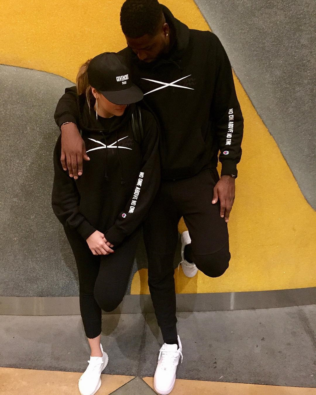 KHLOE KARDASHIAN HAMİLE OLDUĞUNU AÇIKLADI