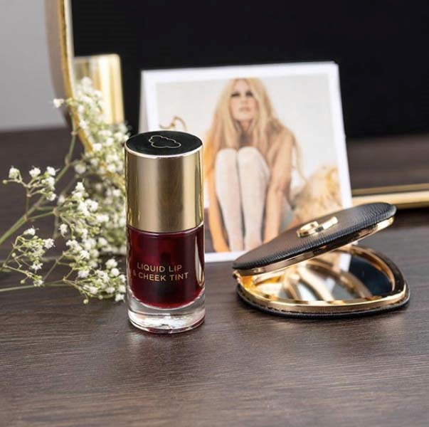 CLAUDIA SCHIFFER KENDİ MAKYAJ MARKASINI YARATTI