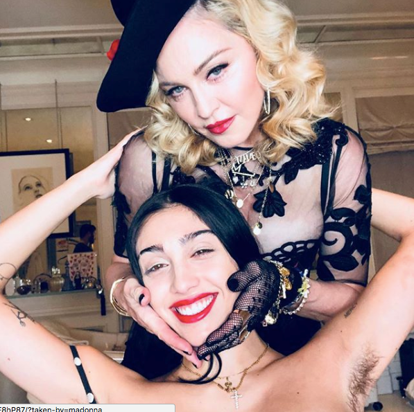 ÜNLÜ YILDIZLAR VE CEMİYET 2018İ NASIL KUTLADI?