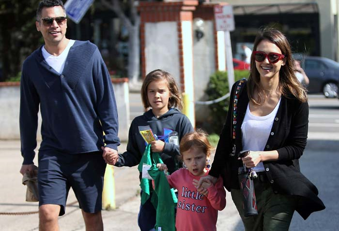 JESSICA ALBA OĞLUNU KUCAĞINA ALDI