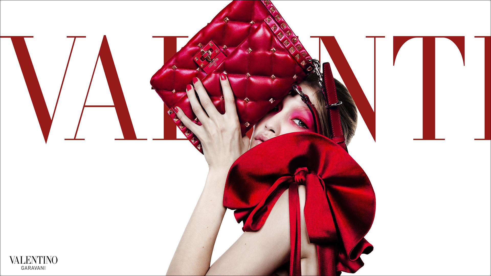 VALENTINODAN BAŞTAN ÇIKARICI GIGI HADID