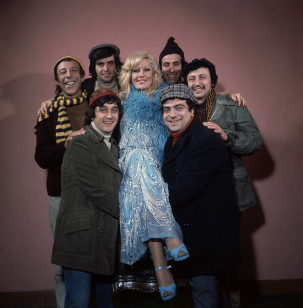 MÜNİR ÖZKUL HAYATA VEDA ETTİ