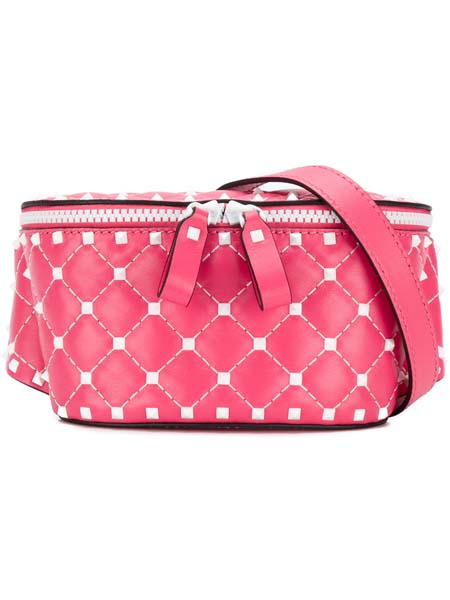 BEL ÇANTALARI SOKAĞI ELE GEÇİRDİ