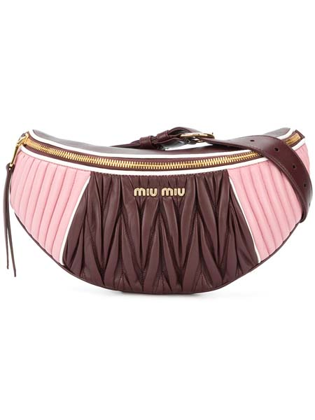 BEL ÇANTALARI SOKAĞI ELE GEÇİRDİ