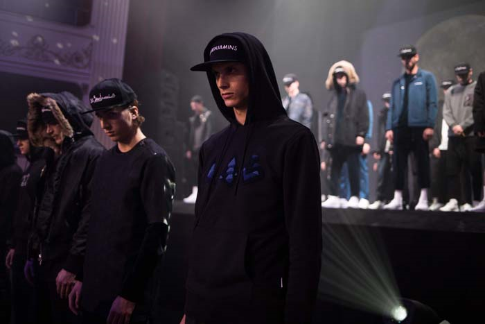 LES BENJAMINSDEN KENTİN GECE SİLUETİ 