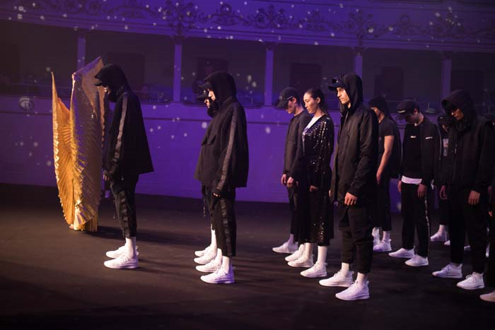 LES BENJAMINSDEN KENTİN GECE SİLUETİ 