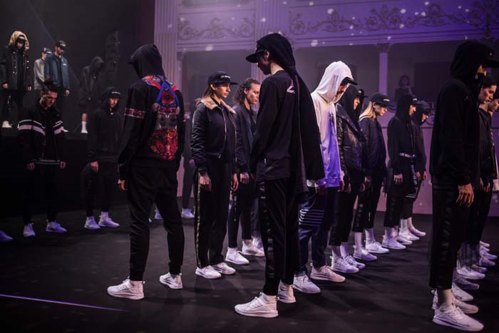 LES BENJAMINSDEN KENTİN GECE SİLUETİ 