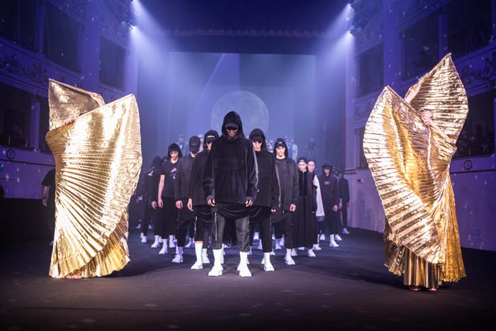 LES BENJAMINSDEN KENTİN GECE SİLUETİ 