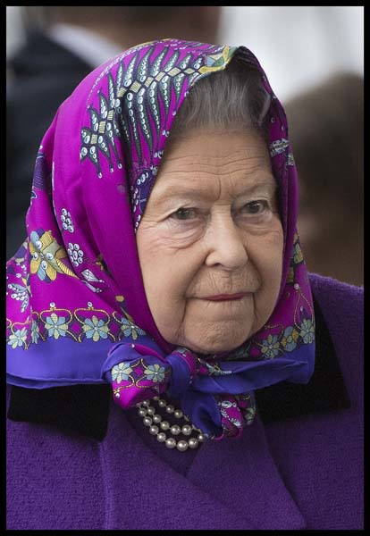 KRALİÇE ELIZABETHİN GÖRKEMLİ MÜCEVHERLERİ