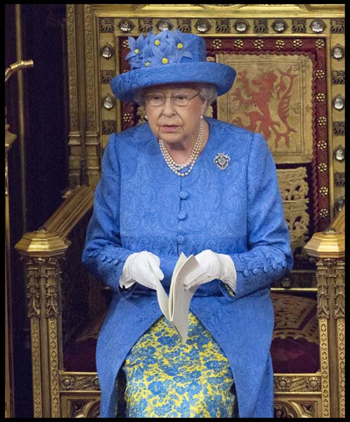 KRALİÇE ELIZABETHİN GÖRKEMLİ MÜCEVHERLERİ