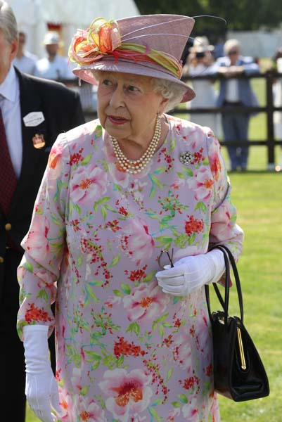 KRALİÇE ELIZABETHİN GÖRKEMLİ MÜCEVHERLERİ