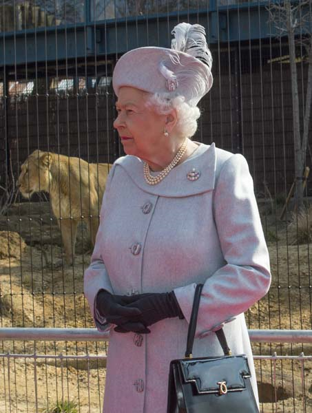 KRALİÇE ELIZABETHİN GÖRKEMLİ MÜCEVHERLERİ