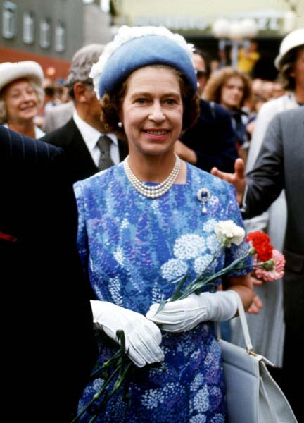 KRALİÇE ELIZABETHİN GÖRKEMLİ MÜCEVHERLERİ