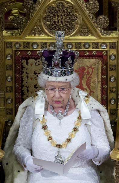 KRALİÇE ELIZABETHİN GÖRKEMLİ MÜCEVHERLERİ