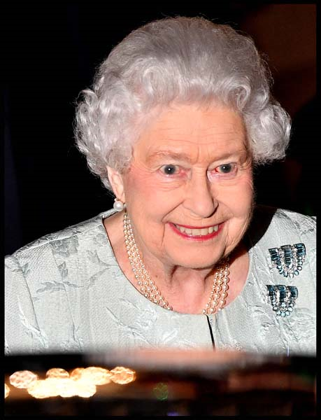 KRALİÇE ELIZABETHİN GÖRKEMLİ MÜCEVHERLERİ