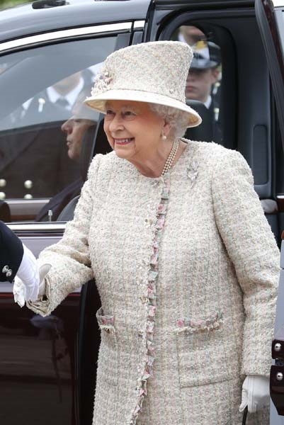 KRALİÇE ELIZABETHİN GÖRKEMLİ MÜCEVHERLERİ