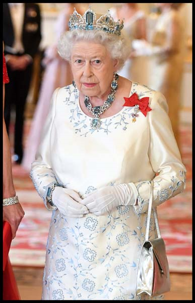 KRALİÇE ELIZABETHİN GÖRKEMLİ MÜCEVHERLERİ