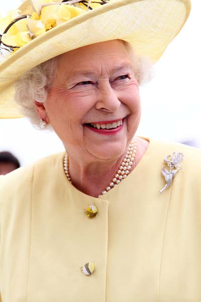 KRALİÇE ELIZABETHİN GÖRKEMLİ MÜCEVHERLERİ