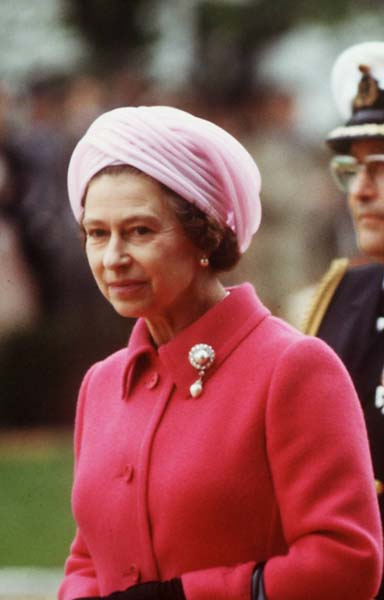 KRALİÇE ELIZABETHİN GÖRKEMLİ MÜCEVHERLERİ